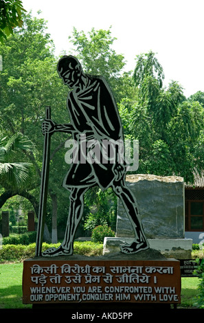 La scultura rappresenta il Mahatma Gandhi a piedi a Dandi marzo. Nazionale Museo Gandhi. New Delhi. India Foto Stock