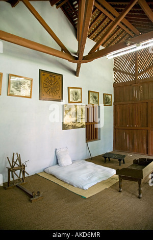 Scala completa replica del Mahatma Gandhi in camera Satyagra Ashram di Ahmedabad. Nazionale Museo Gandhi. New Delhi. India Foto Stock
