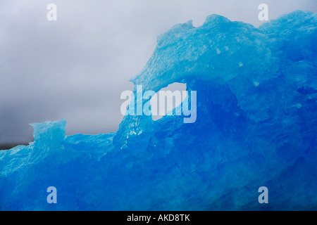 Close up di bella blu classico iceberg si trovano tipicamente vicino a Narsaq contro pioggia cielo grigio sulla costa ovest della Groenlandia Foto Stock