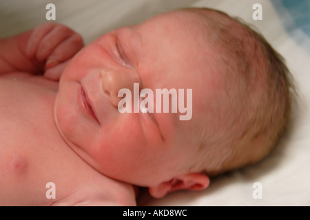 Neonato Boy in appoggio MR Foto Stock