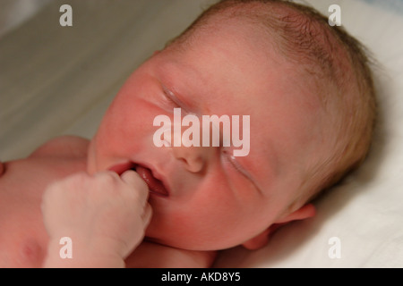 Neonato Boy in appoggio MR Foto Stock