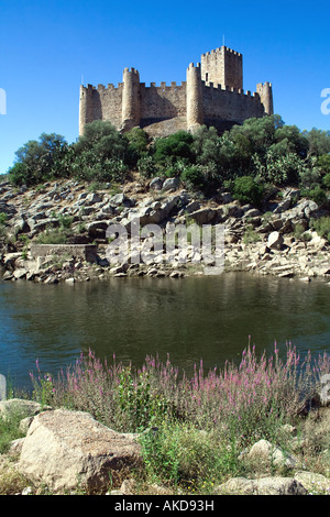 Castello dei Templari di Almourol. Uno dei più famosi castelli in Portogallo. Costruito su un isolotto roccioso nel bel mezzo del fiume Tago. Foto Stock