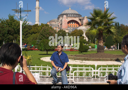 Turisti di fronte alla Santa Sofia (inaugurata dall'imperatore bizantino Giustiniano nel 537 d.C.), Istanbul, Turchia Foto Stock