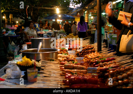 Tipico mercato di strada a Bangkok in Tailandia Foto Stock