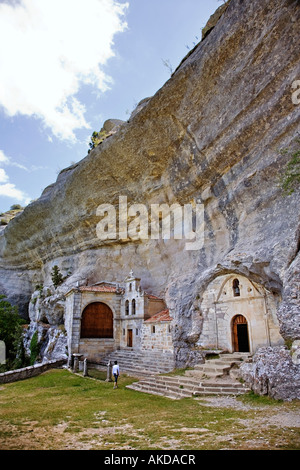 Cappella rupestre di San Tirso e San bernabe nel complesso carsico ojo guareña merindad sotos cueva burgos Castilla Leon Spagna Foto Stock