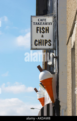 Cafe Takeaway, cartello Fish & Chips con grandi coni di gelato in plastica Foto Stock