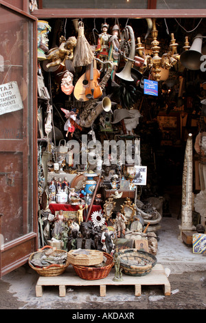 Il vecchio negozio di antiquariato nel centro di Napoli Foto Stock