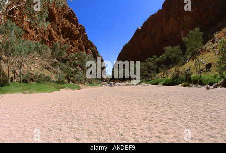 Visualizza in basso letto asciutto del fiume di Simpsons Gap Western MacDonnell Ranges vicino a Alice Springs Australia Foto Stock