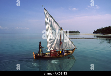 Barca a vela tradizionale Dhoni. Isola di Meerufenfushi, North Male Atoll, Maldive. Foto Stock