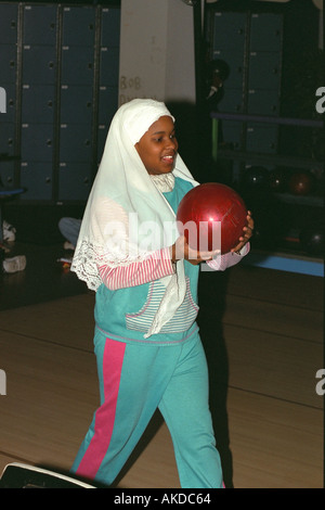 Musulmani girl teen in burka età 14 ottenere pronto per la coppa a comunità centro giovani gita. Minneapolis Minnesota USA Foto Stock