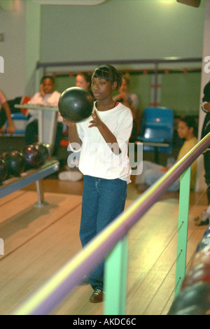 Girl Età 15 preparando per il bowling eseguire presso il centro giovanile gita. Minneapolis Minnesota USA Foto Stock