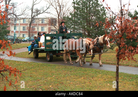 Gruppo multietnico equitazione sulla comunità centro giovani cadono hay ride. St Paul Minnesota USA Foto Stock