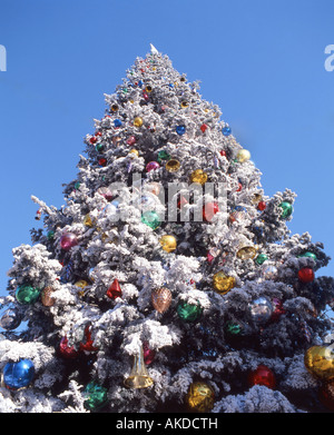 Albero di natale decorato all'aperto, Disneyland Park, Anaheim, California, Stati Uniti d'America Foto Stock