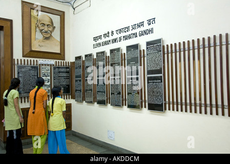 Ragazze indiano a livello nazionale Museo Gandhi. Raj Ghat. New Delhi. India Foto Stock