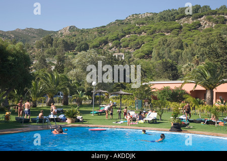 Vicino a Tarifa La provincia di Cadiz Cadice Costa de la luz Spagna la piscina e i giardini dell'Hotel Punta Sur Foto Stock