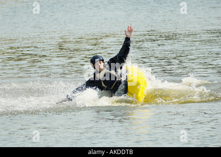 Kayaker di eseguire la bobina a mano senza remi Foto Stock