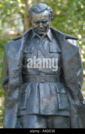 Statua di Josip Broz Tito in piedi nella motivazione della ormai distrutto Tito Barracks Sarajevo in Bosnia Erzegovina Foto Stock