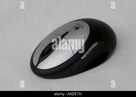 Argento e nero Logitech Cordless Mouse ottico wireless LED rosso che mostra su una superficie di inseguimento REGNO UNITO Foto Stock