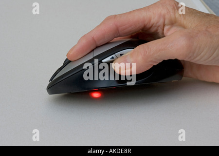 Argento e nero Logitech Cordless Mouse ottico wireless LED rosso che mostra su una superficie di inseguimento REGNO UNITO Foto Stock