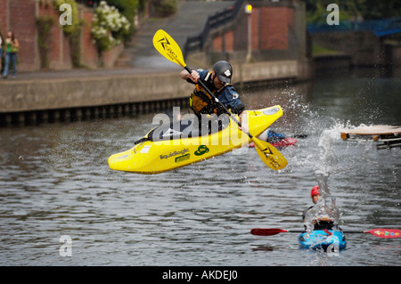 Kayak in volo dalla fine di una rampa d'acqua nel fiume Foss. - York River Festival. REGNO UNITO Foto Stock