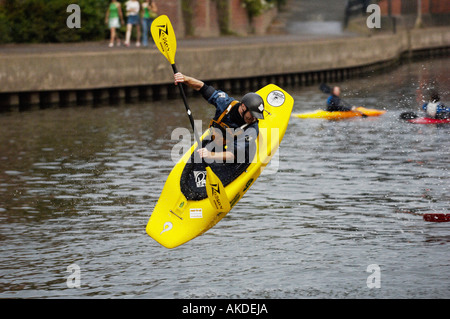 Kayak in volo dalla fine di una rampa d'acqua nel fiume Foss. - York River Festival. REGNO UNITO Foto Stock