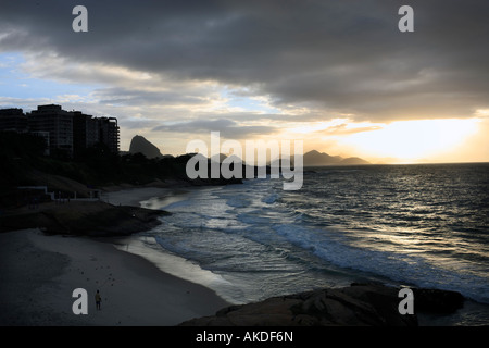 Arpoador beach vicino a spiaggia di Copacabana a Rio de Janeiro in Brasile a sunrise Foto Stock