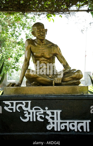 La scultura in bronzo del Mahatma Gandhi. Nazionale Museo Gandhi. New Delhi. India Foto Stock