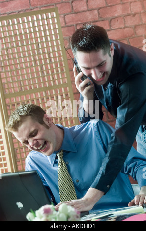 Caucasica lavoratori aziendali ridere in ufficio Foto Stock