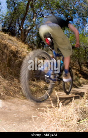 In sella ad una mountain bike attraverso la boccola veloce. Foto Stock