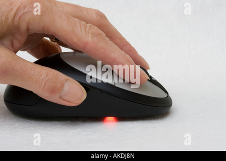 Argento e nero Logitech Cordless Mouse ottico wireless LED rosso che mostra su una superficie di inseguimento REGNO UNITO Foto Stock