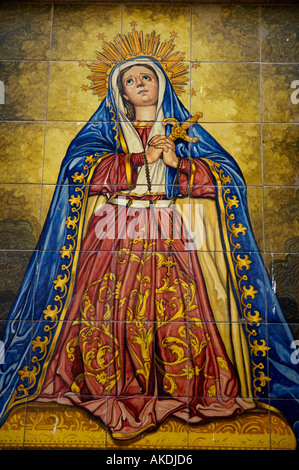Faience Murale che raffigura la Vergine Maria su una parete nel sobborgo di Barrio de Santa Cruz di Siviglia, in Andalusia, Spagna. Foto Stock
