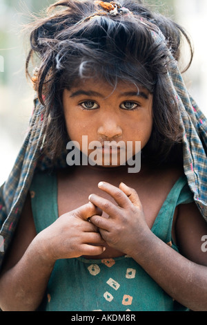 Povero indiano ragazza di strada che porta un sacco sul suo capo, Andhra Pradesh, India. Messa a fuoco selettiva Foto Stock