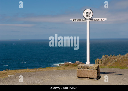 Il cartello di Land's End si vede sulla destra con l'Oceano Atlantico che scompare all'orizzonte. Cornovaglia, Regno Unito. Foto Stock