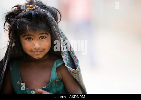 Povero indiano ragazza di strada che porta un sacco sul suo capo, Andhra Pradesh, India. Messa a fuoco selettiva Foto Stock