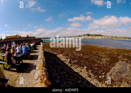 Vista da St Michaels Mount al largo della costa di Marazion, Cornwall, Regno Unito Foto Stock