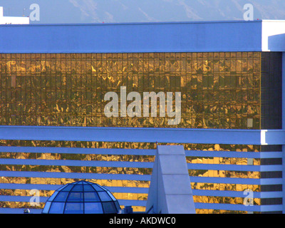 Las Vegas Nevada Mirage Hotel Gold finestre riflettenti che figurano il futuristico Foto Stock