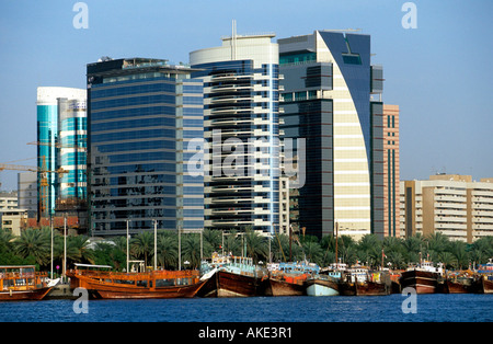 I UAE Dubai, Dhau's am Dubai-Creek vor dem Hotel Hilton Creek Hotel (links) Foto Stock