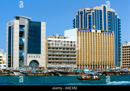 I UAE Dubai, Dhau's und Abra (Wassertaxi) am Dubai-Creek an der Abra-Anlegestelle Al-Shabkha Road im Stadtteil Deira. von links n Foto Stock