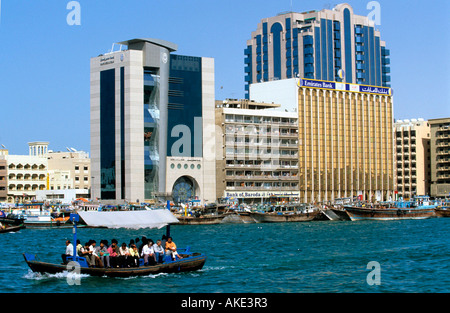 I UAE Dubai, Dhau's und Abra (Wassertaxi) am Dubai-Creek an der Abra-Anlegestelle Al-Shabkha Road im Stadtteil Deira. von links n Foto Stock