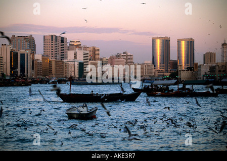 I UAE Dubai, Abra (Wassertaxi) am Dubai-Creek Vor den Türmen der Twin Towers im Stadtteil Deira. Foto Stock