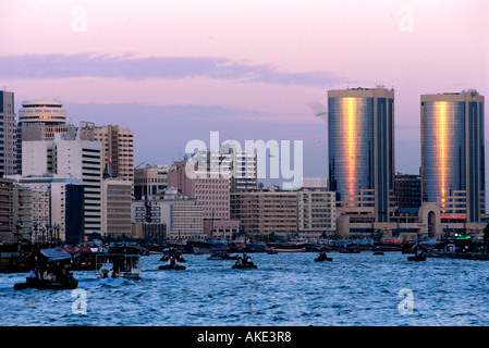 I UAE Dubai, Abra (Wassertaxi) am Dubai-Creek Vor den Türmen der Twin Towers im Stadtteil Deira. Foto Stock