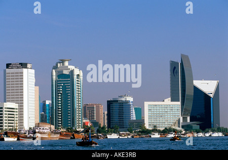 I UAE Dubai, Abra (Wassertaxi) und Dhau's am Dubai-Creek vor dem Stadtteil Deira. Von links nach rechts: Banca araba per Investme Foto Stock