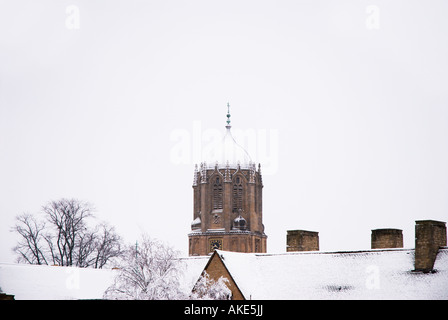 La Chiesa di Cristo del collegio la torre di Tom dietro Oxford è coperto di neve e tetti, Oxford. Foto Stock