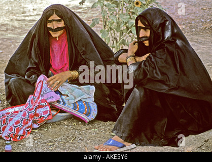 Le donne il relax nel villaggio di Sohar, Oman Foto Stock