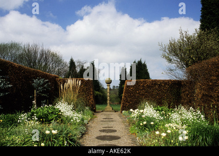 York Gate Leeds bianco garden nella primavera del cammino che conduce a obelisco punto focale e presi in prestito vista del paesaggio siepi di faggio Foto Stock