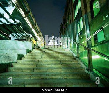 Ricerca di marciapiede passi da St Pauls Millennium Bridge London REGNO UNITO Foto Stock