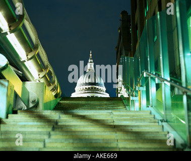 Ricerca di marciapiede passi da St Pauls Millennium Bridge London REGNO UNITO Foto Stock