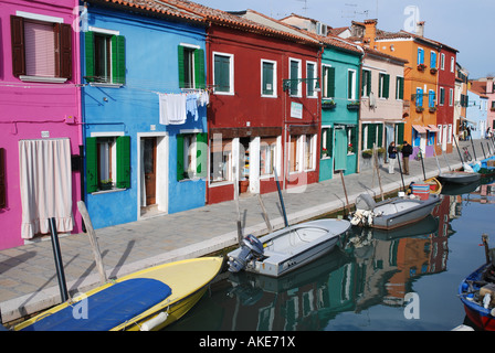 Colorate case dipinte lungo il canale in città Burano Venezia Italia Foto Stock