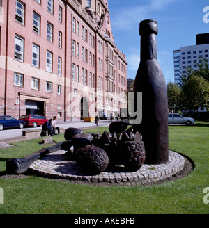 Un monumento a 'Vimto' (Kerry Morrison, 1992), Granby Row, centro di Manchester, Inghilterra, Regno Unito. Fotografia scattata il 1 settembre 1999. Foto Stock