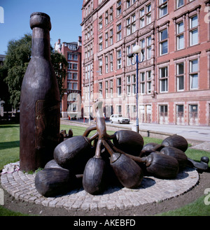 Un monumento a 'Vimto' (Kerry Morrison, 1992), Granby Row, centro di Manchester, Inghilterra, Regno Unito. Fotografia scattata il 1 settembre 1999. Foto Stock